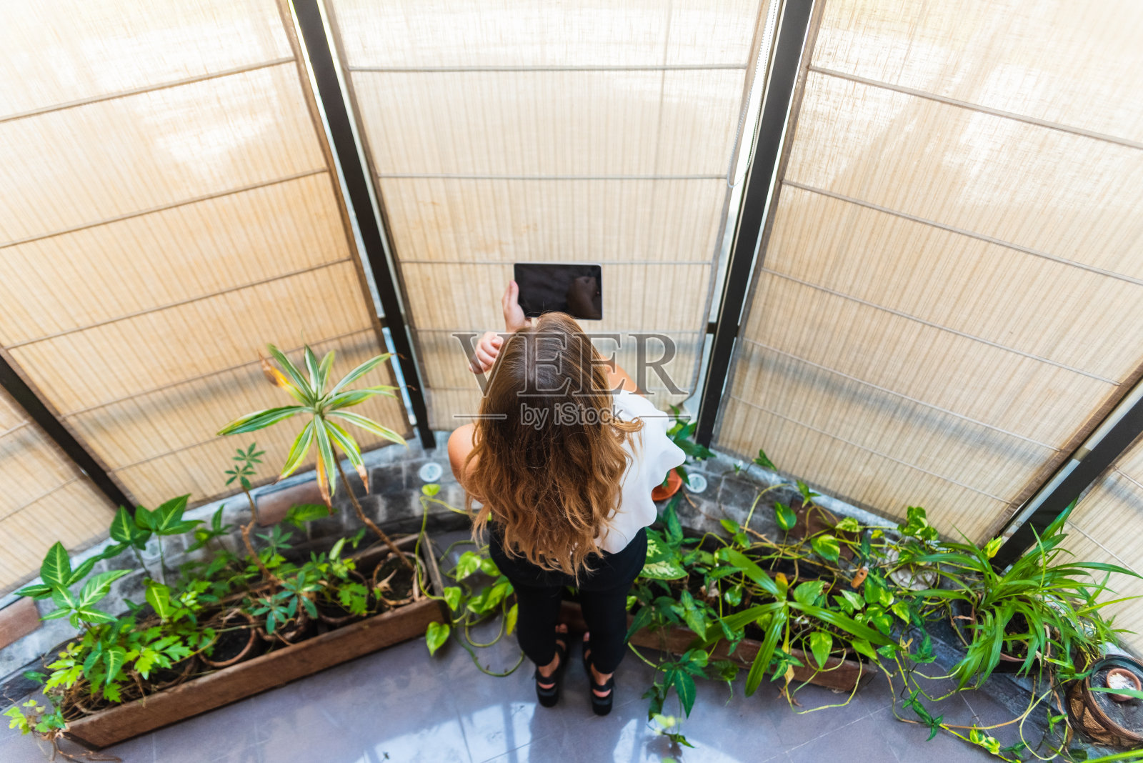 一个背着手机的年轻女子照片摄影图片