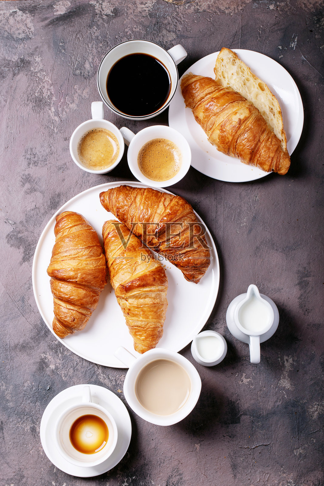 新鲜咖啡配牛角面包照片摄影图片