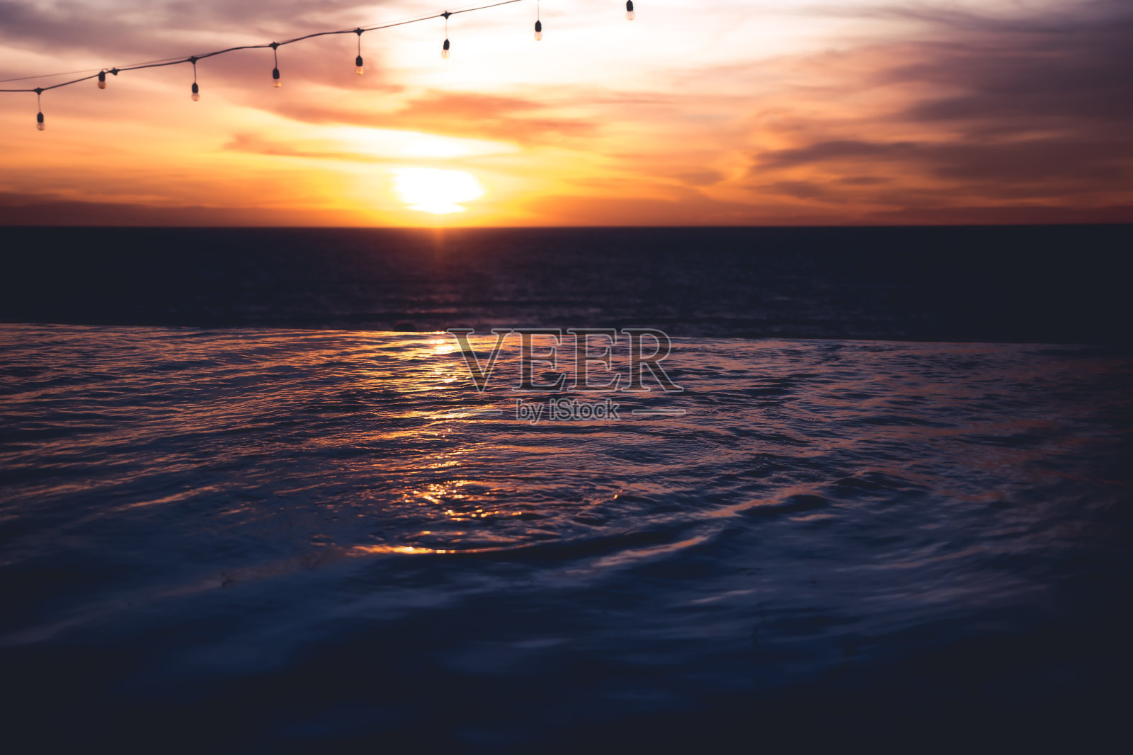 复古日落游泳池黑暗的背景照片摄影图片