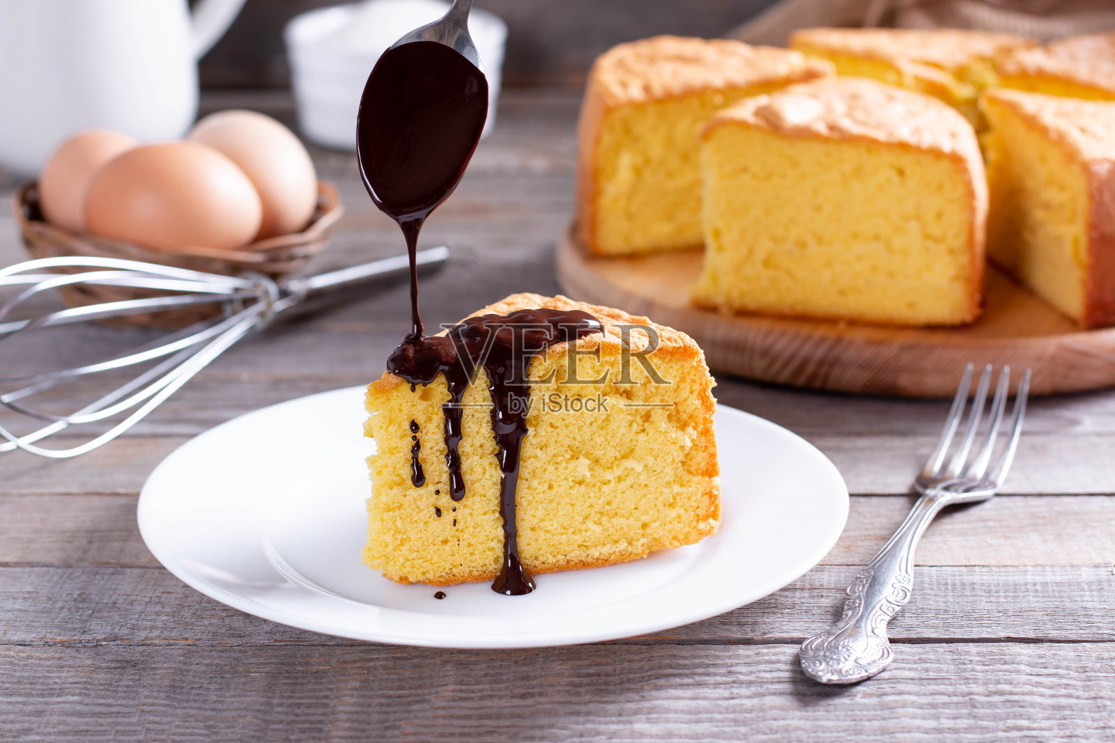 白色盘子上自制的巧克力海绵蛋糕照片摄影图片