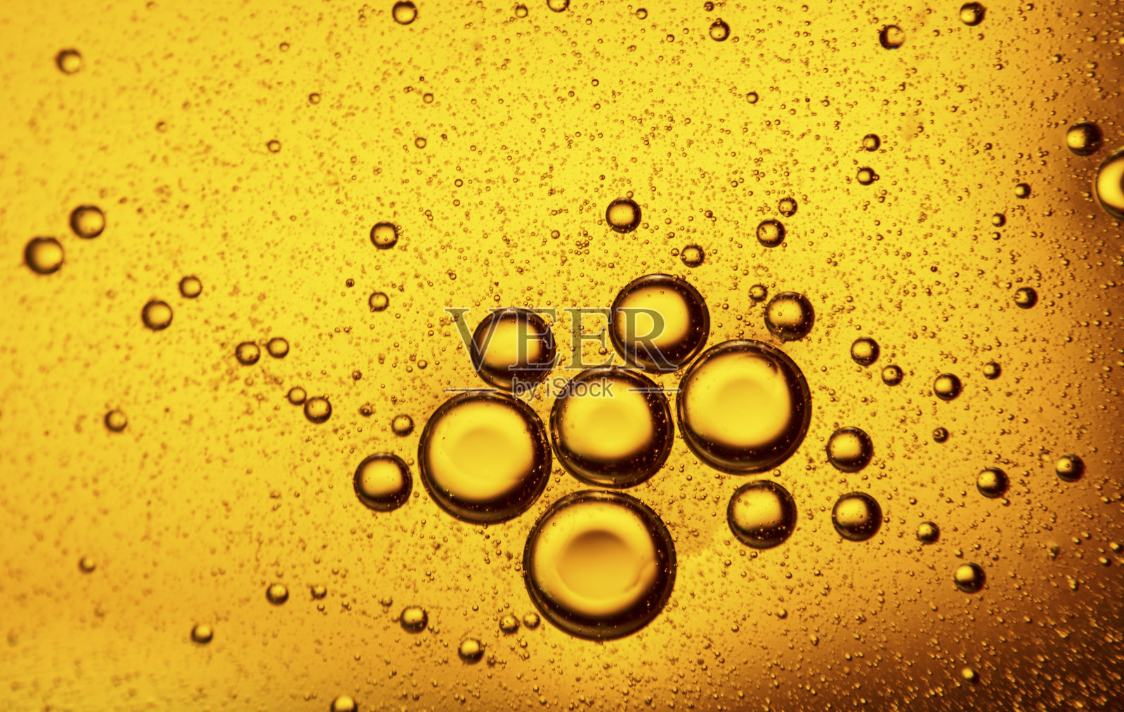 葵花籽油的气泡落在水里照片摄影图片