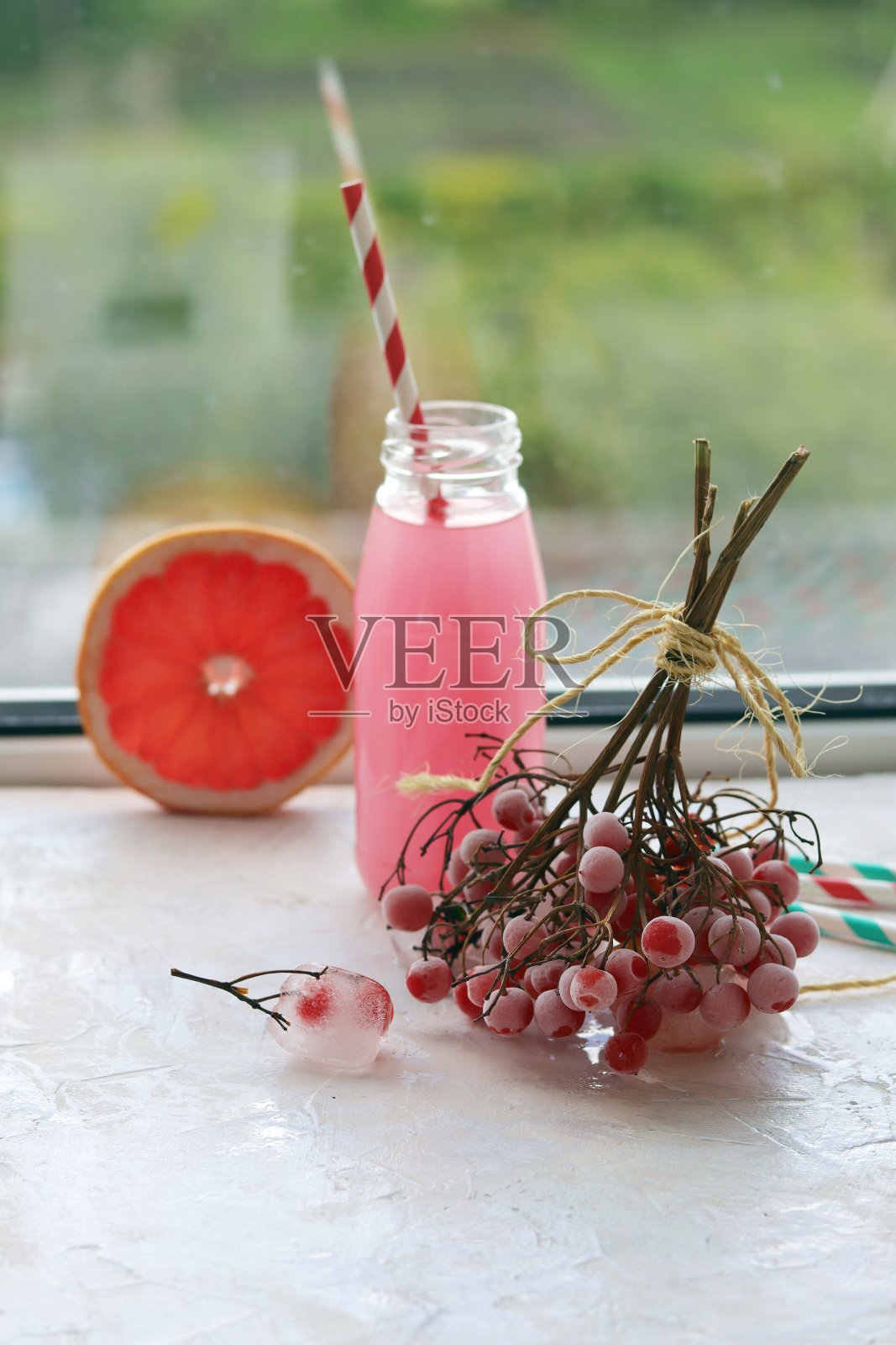 窗台上的玻璃瓶中天然的有机水果和浆果的鸡尾酒,浆果,健康食品和饮料,家庭烹饪照片摄影图片