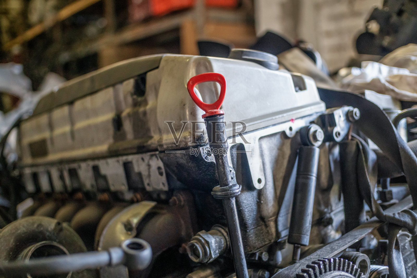 红色油量计,用于检查发动机系统油量。有选择性的重点。照片摄影图片