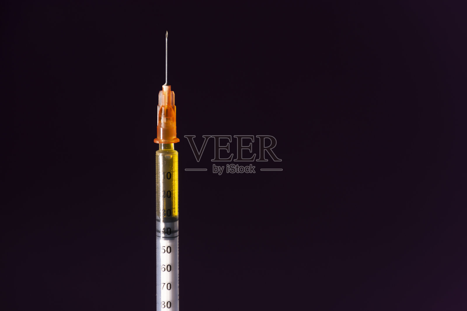 注射器黑色背景照片摄影图片