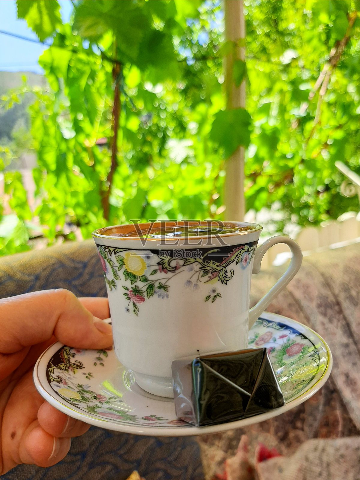 手里拿着咖啡的女人照片摄影图片