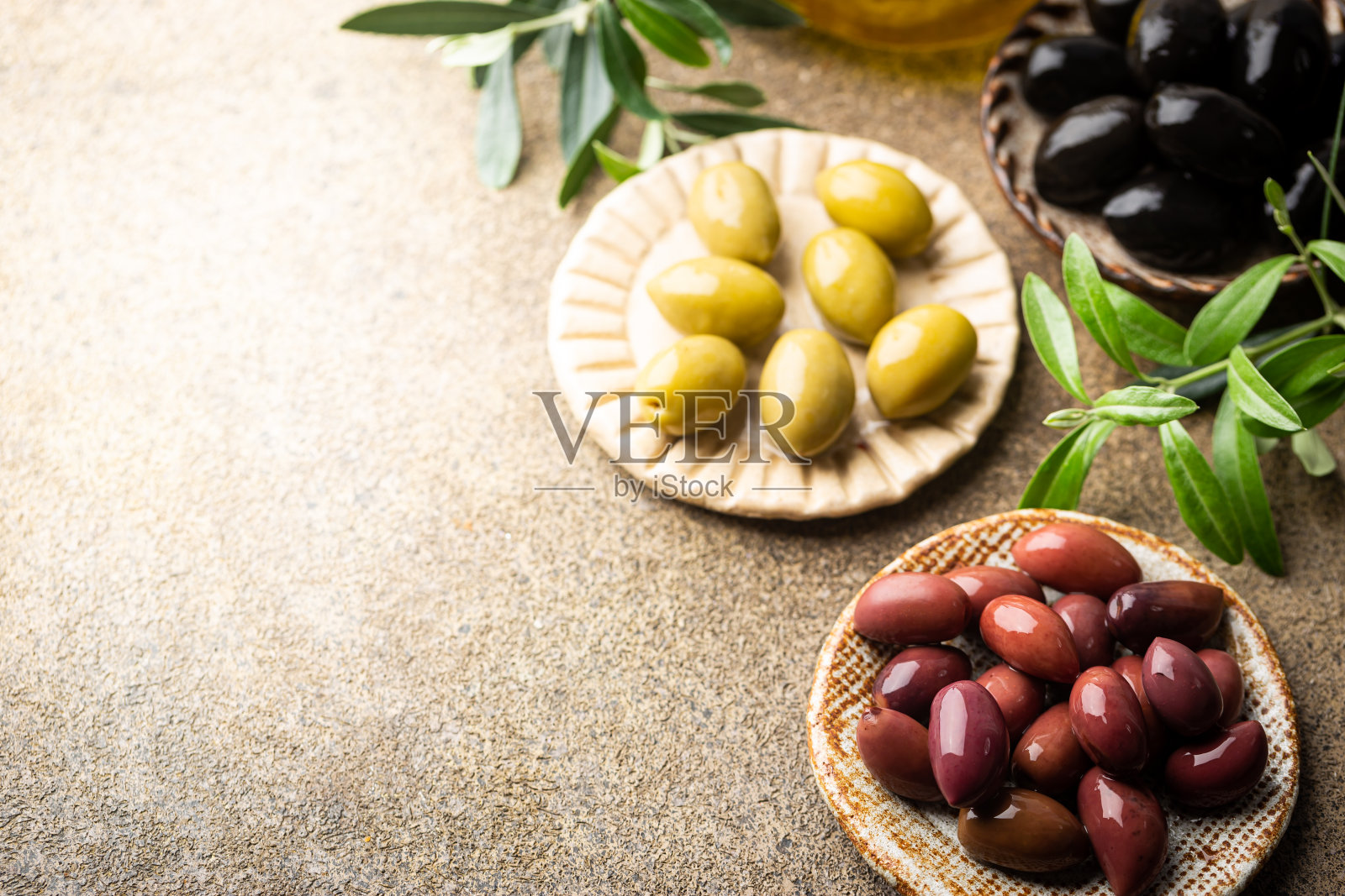 黑橄榄和绿橄榄照片摄影图片