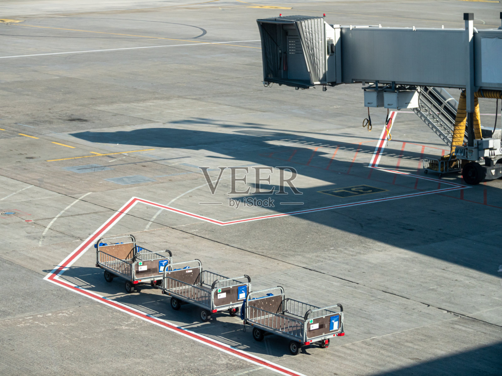 空车的行李和登机口等待飞机到达的图像在机场照片摄影图片