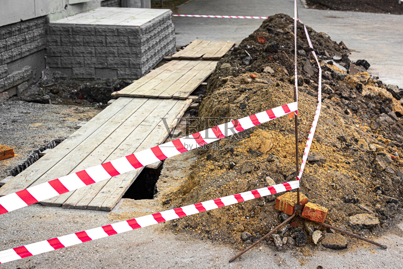 效用问题。管道修复。沥青路面的修补。行人的问题照片摄影图片