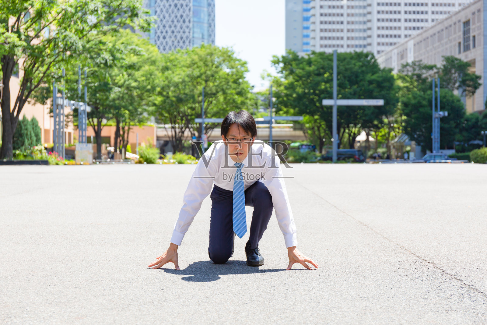 表情严肃的瘦弱日本男人准备逃跑照片摄影图片