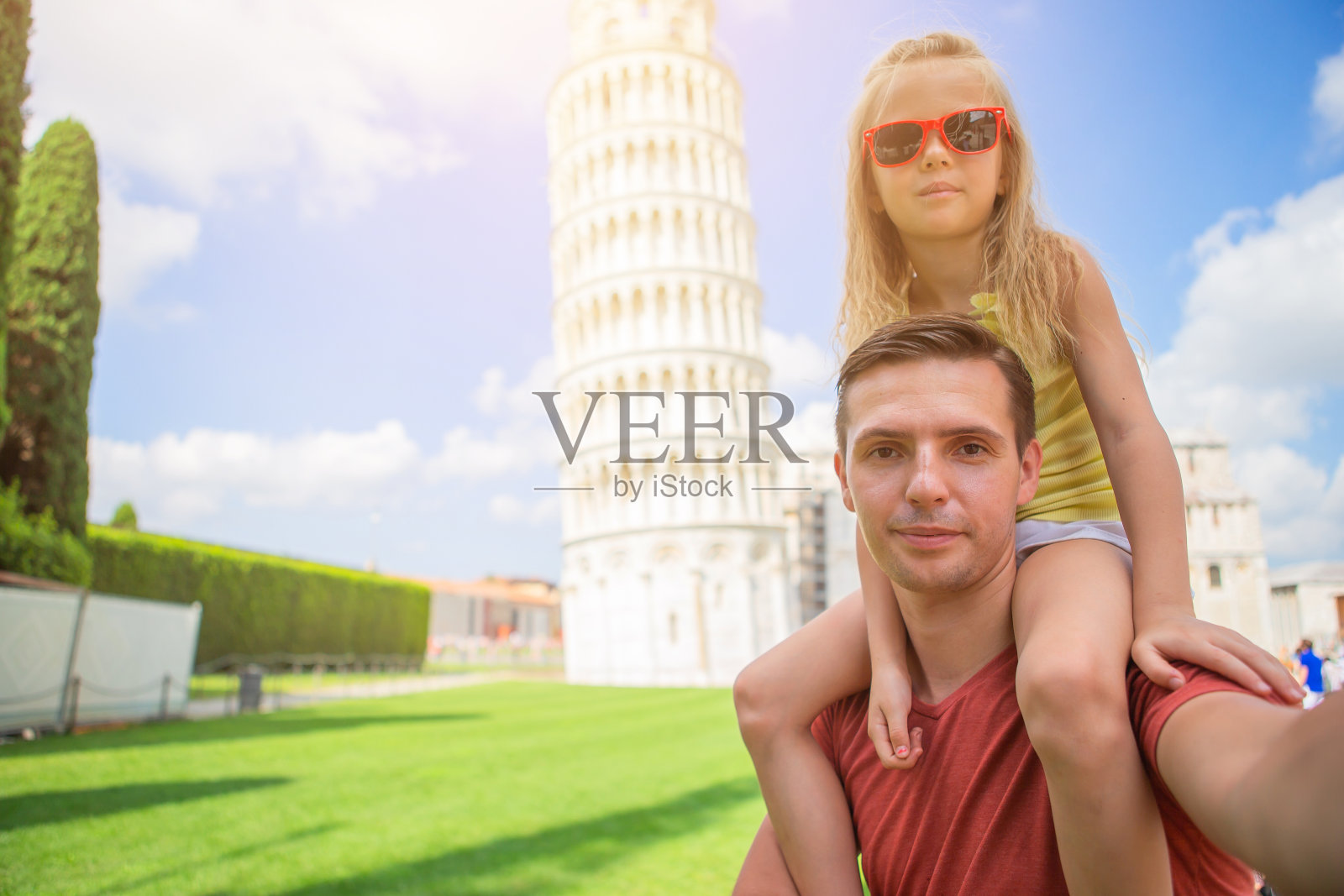 全家福背景是比萨斜塔。比萨——去欧洲著名的地方旅游。照片摄影图片