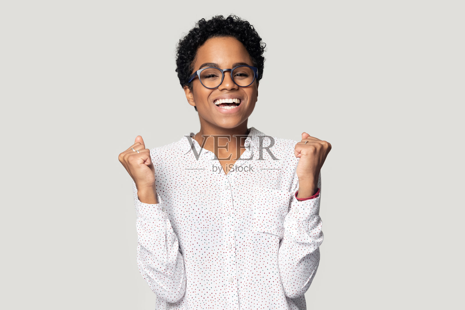 非洲女子举起双手握紧拳头,感觉快乐拍摄照片摄影图片