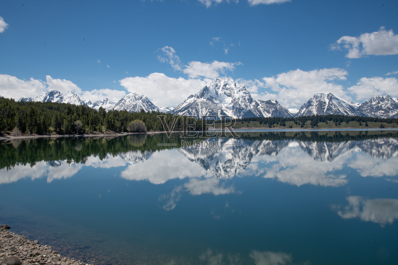 杰克逊湖没有风,因此没有涟漪和镜面反射照片摄影图片