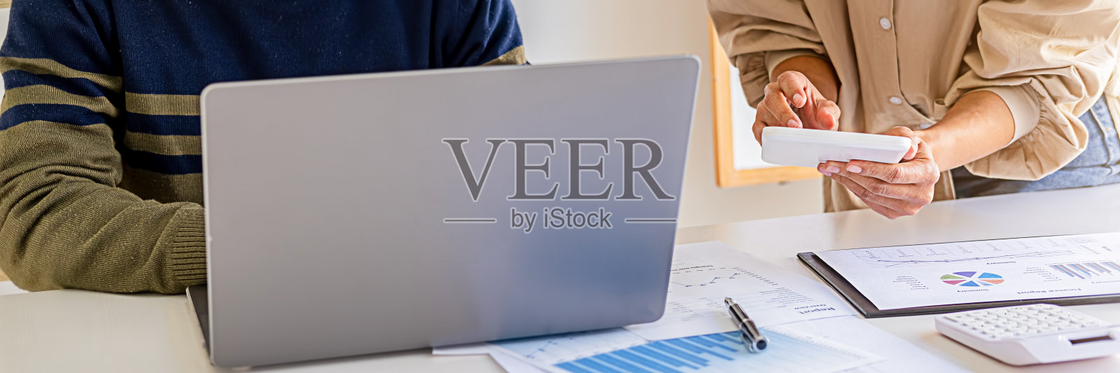 创业伙伴们正在讨论新的发展战略。照片摄影图片