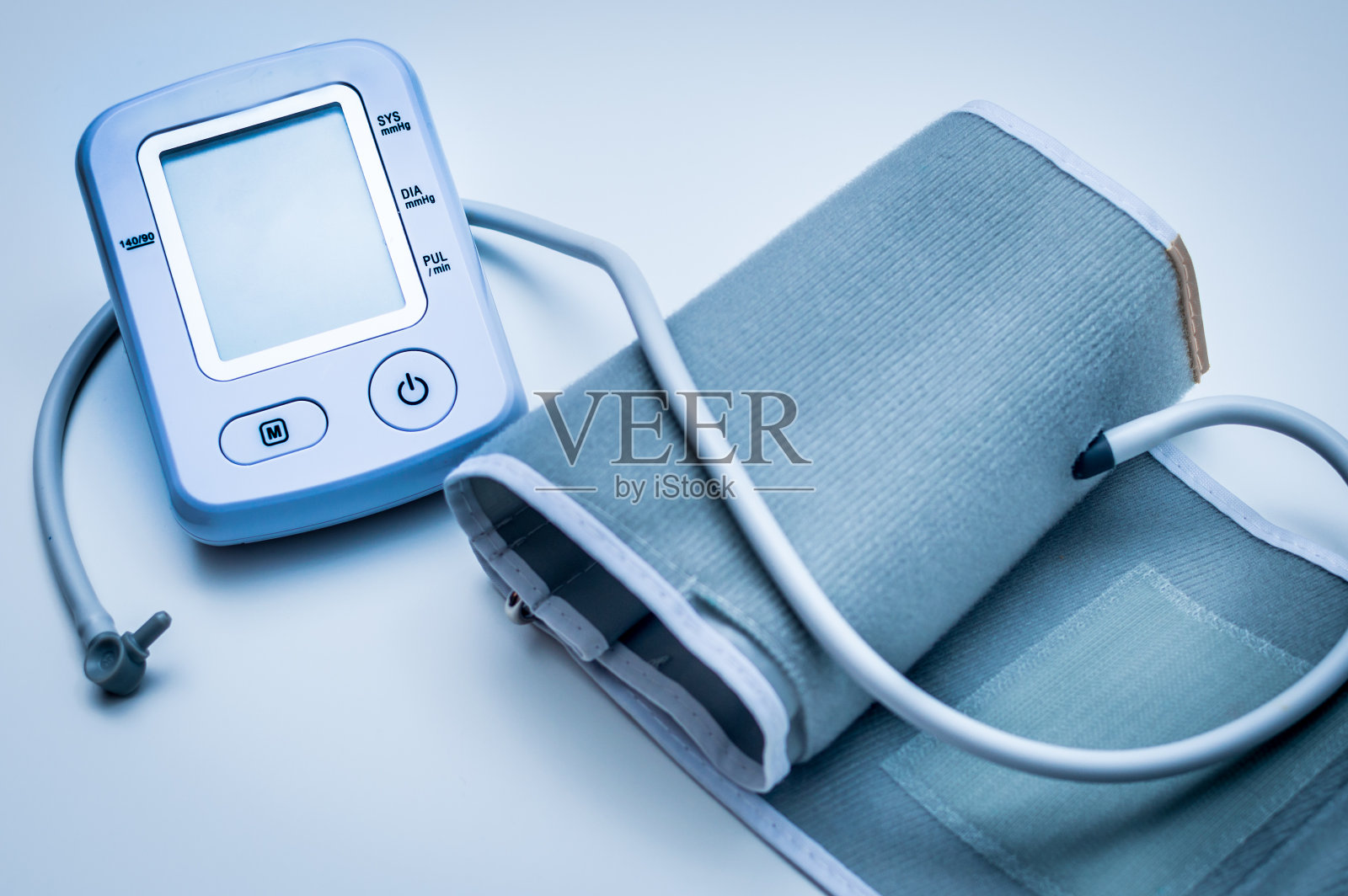 一个自动血压监测器的特写,用于测量血压。高血压和低血压的概念照片摄影图片