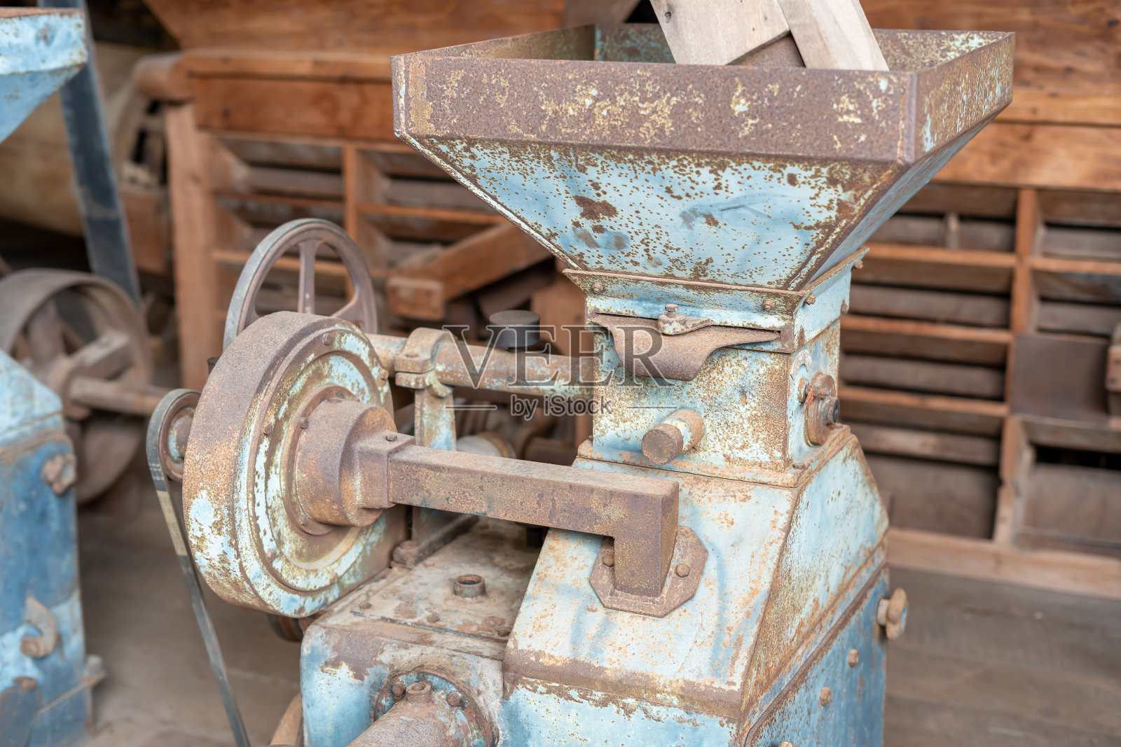 蓝色碾米机用于制造白米粒的机器,在碾米机中使用了很长时间直到生锈照片摄影图片