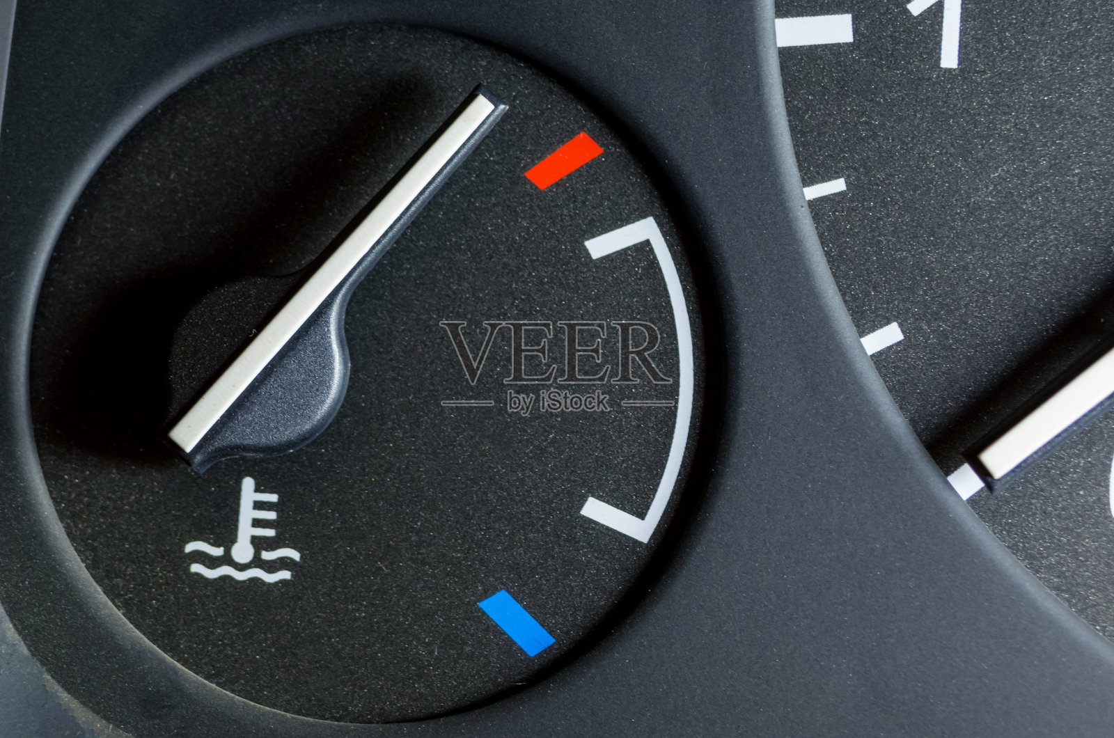 汽车的发动机,汽车仪表板上的冷灯,传感器提醒驾驶员等待发动机发热照片摄影图片