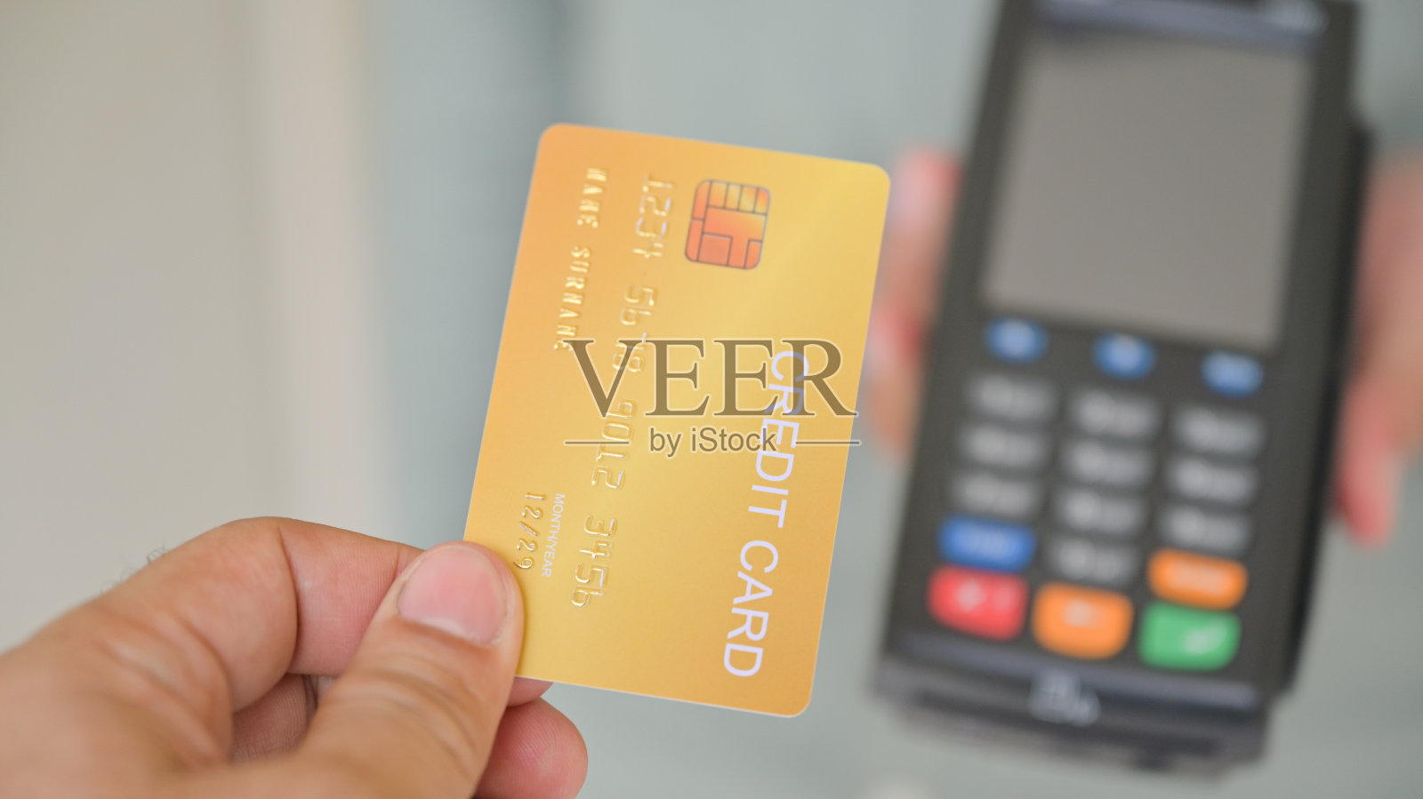 近距离拍摄的顾客支付信用卡通过EDC。照片摄影图片