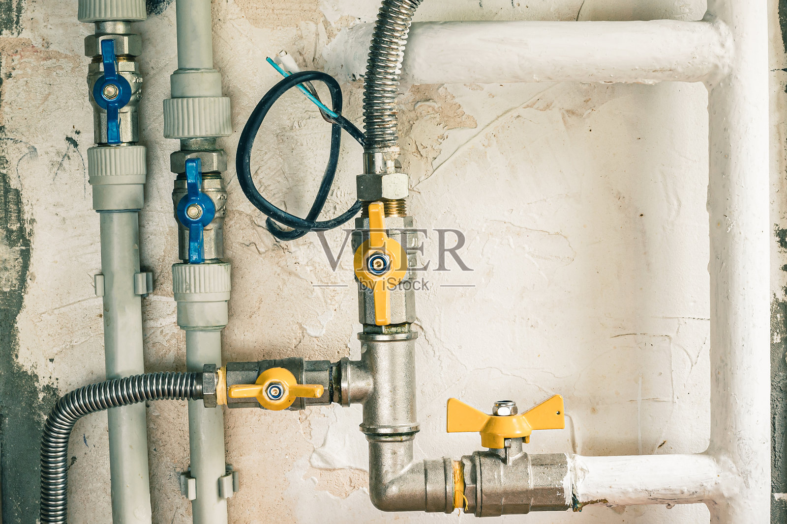 带有燃气锅炉阀门的燃气和供水装置。照片摄影图片