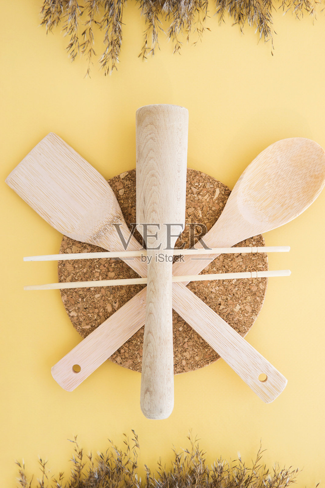 黄底竹制环保餐具一套。零浪费的生活理念。“零浪费”的家。照片摄影图片