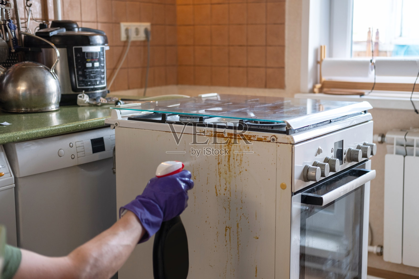 戴着紫色防护手套的男人照片摄影图片