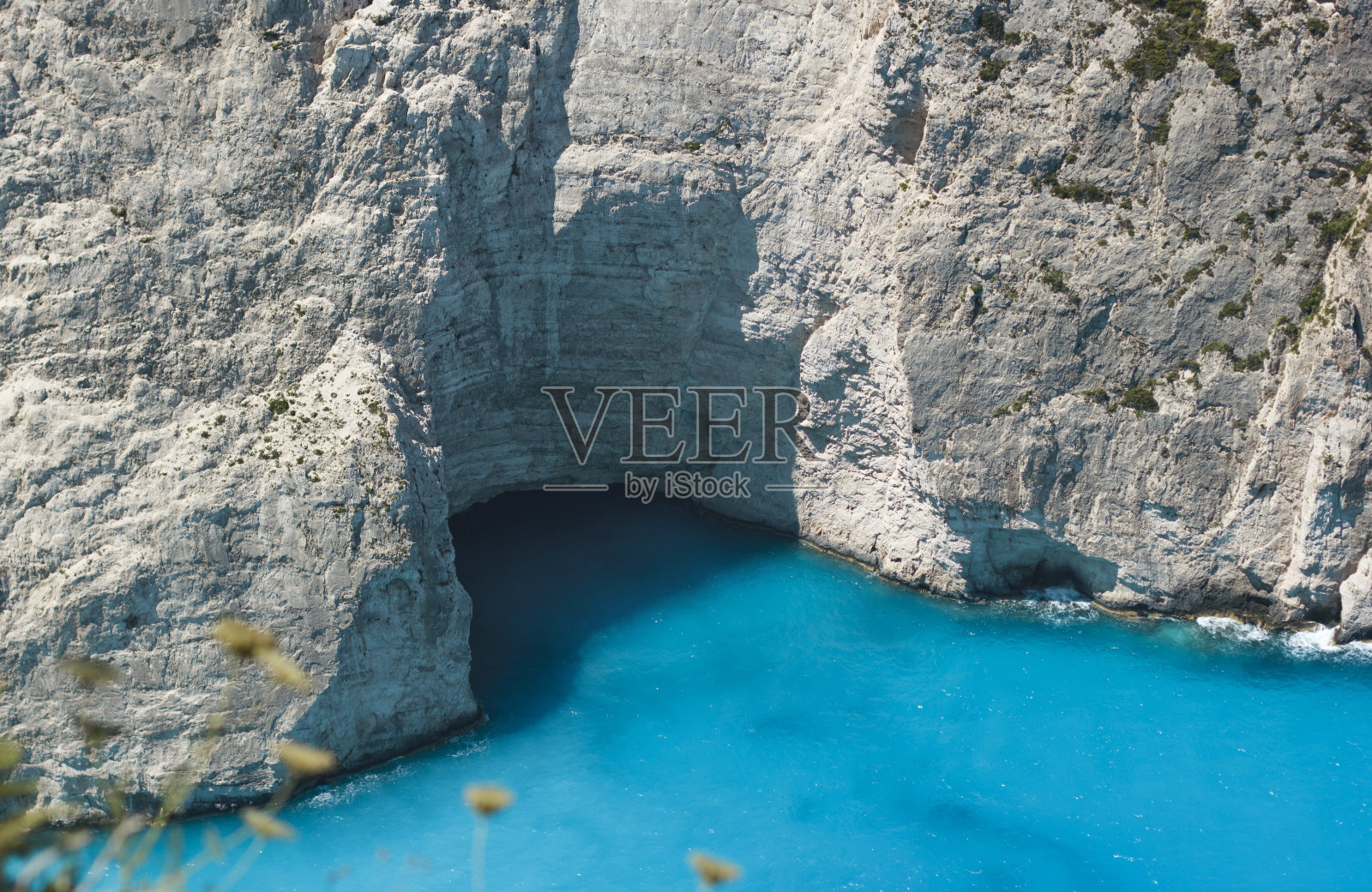 蓝色的see和岩石。希腊扎金索斯岛洞穴,。照片摄影图片