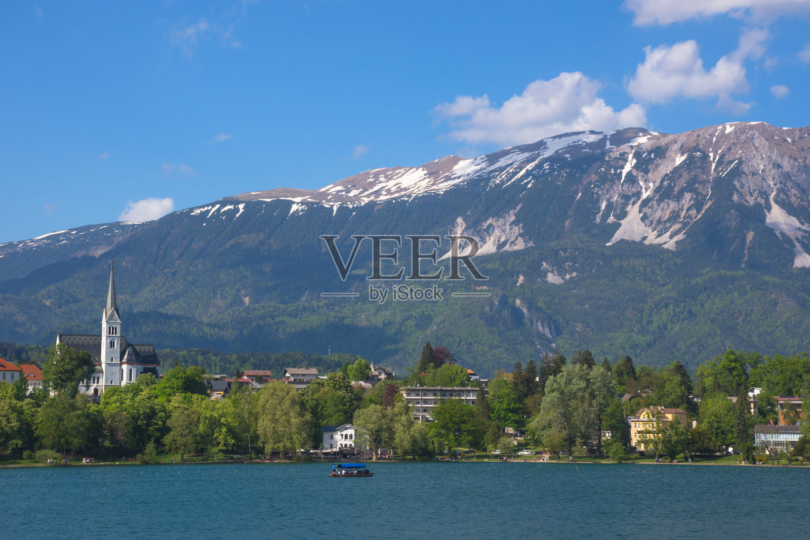 背景是斯洛文尼亚著名的旅游景点布莱德湖和朱利安阿尔卑斯照片摄影图片