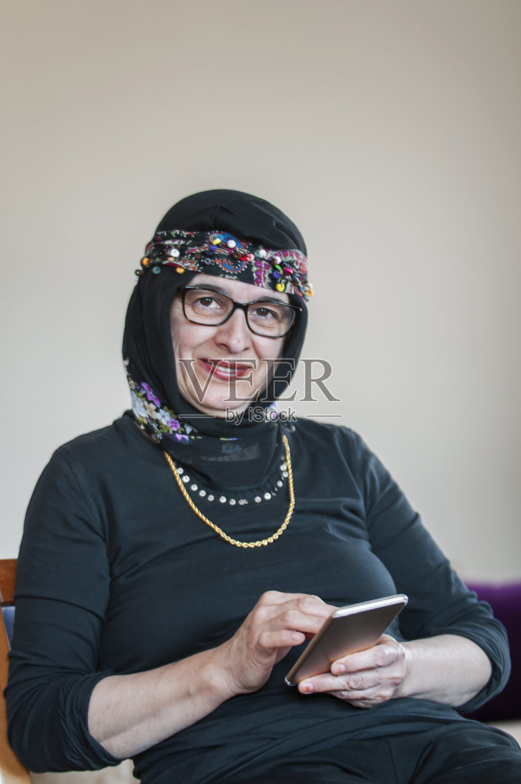 土耳其穆斯林妇女使用手机照片摄影图片