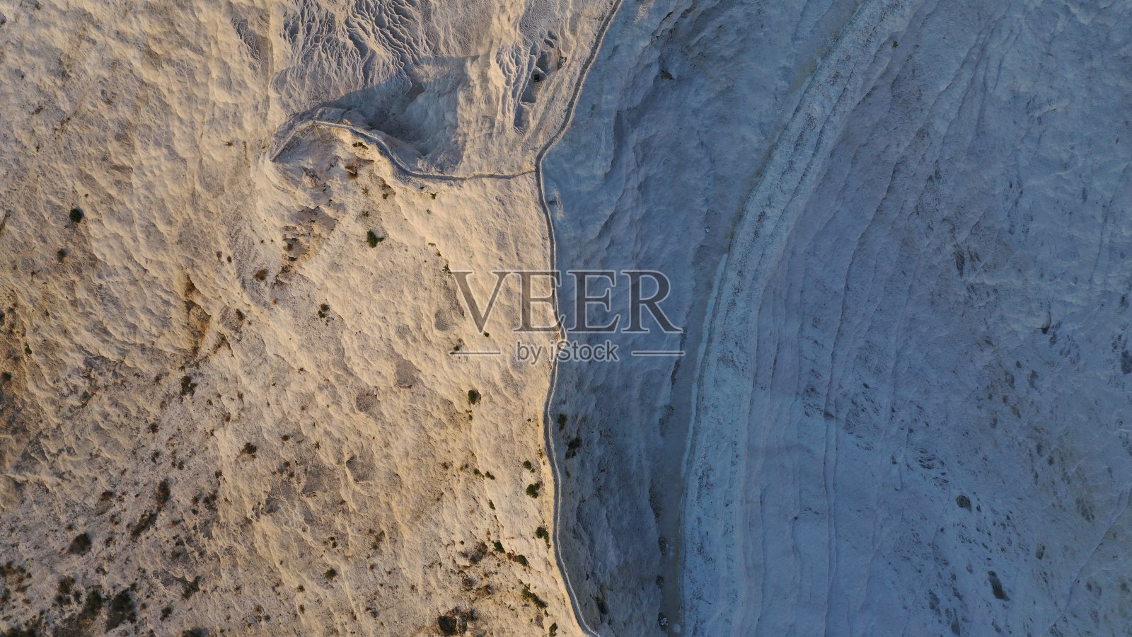 土耳其Pamukkale自然公园的温泉塔华廷梯田,白色棉花城堡,雪白的山与碳酸盐岩矿物乳池鸟瞰图照片摄影图片