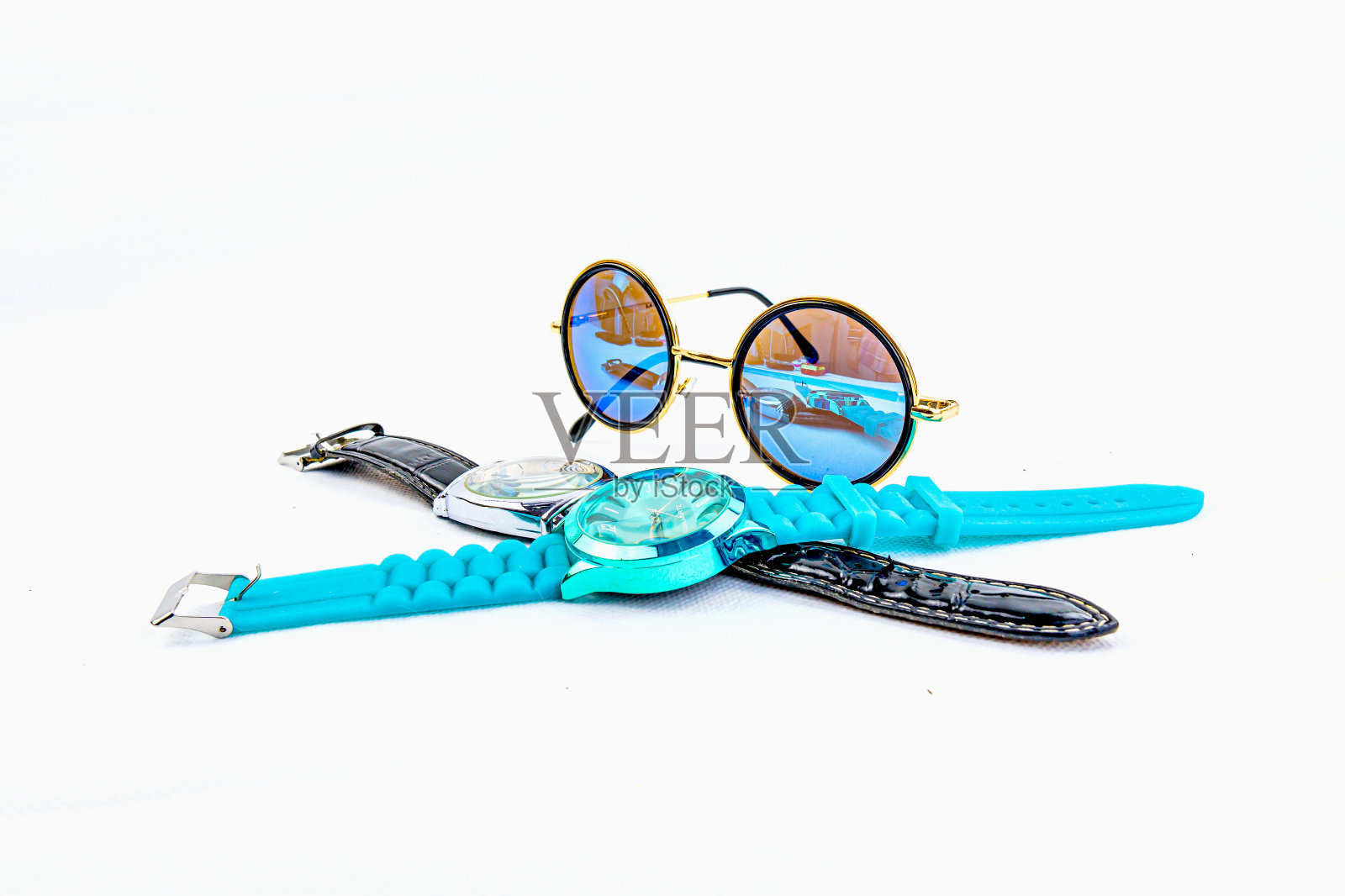 男士配饰包括眼镜、手表、钱包和钥匙照片摄影图片