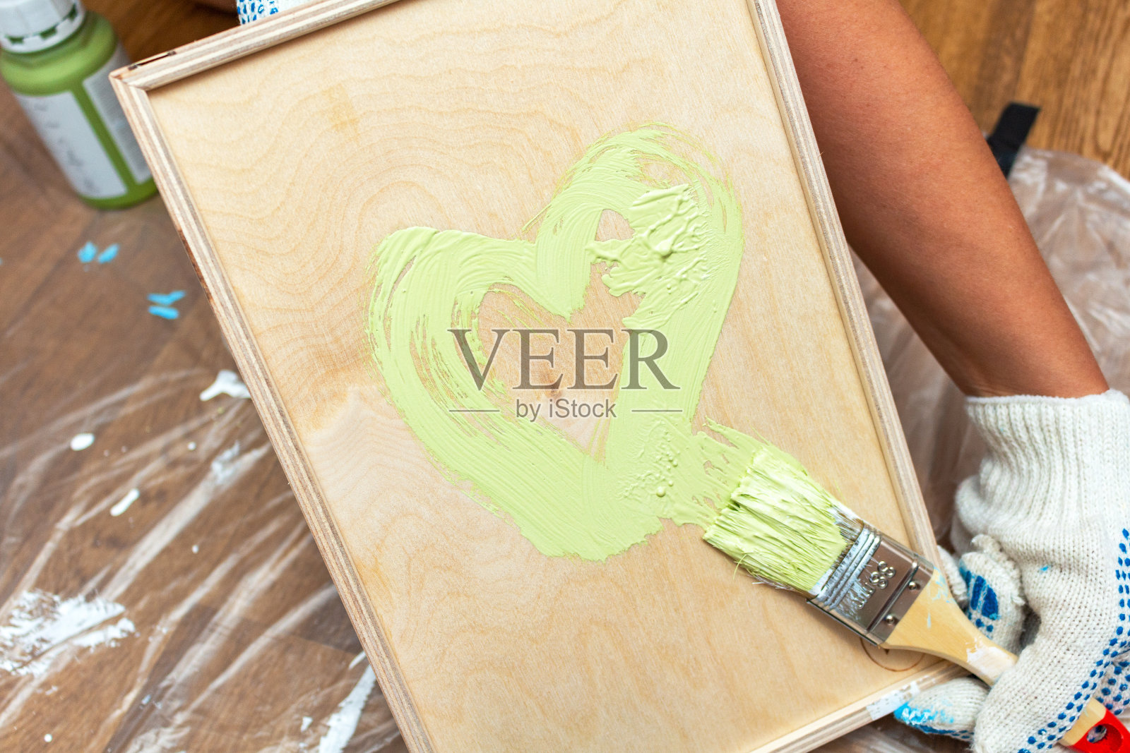 用流苏笔刷在背景上画一个绿色卡其色的木制托盘照片摄影图片