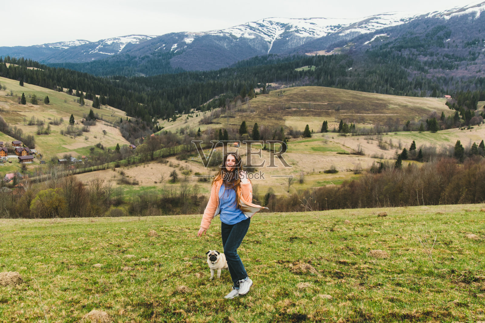 年轻的女旅行者在山里是快乐的!照片摄影图片
