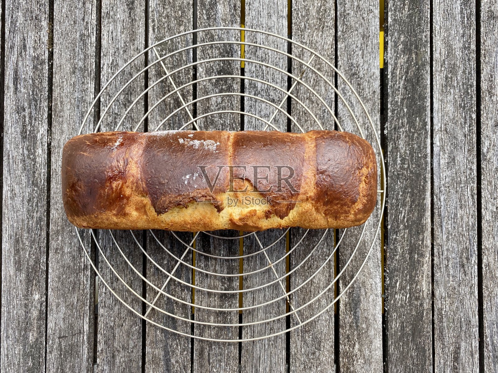 风化的桌子上自制的奶油面包照片摄影图片