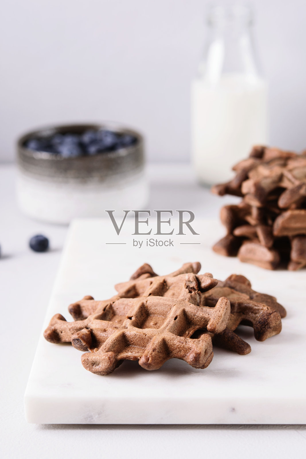 自制巧克力华夫饼,牛奶和蓝莓照片摄影图片