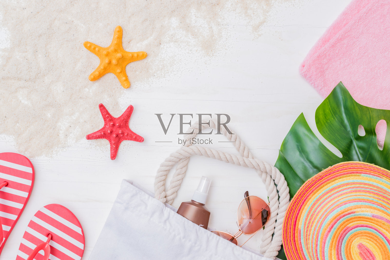 平躺的构图与夏天的帽子和人字拖在一个轻的背景照片摄影图片