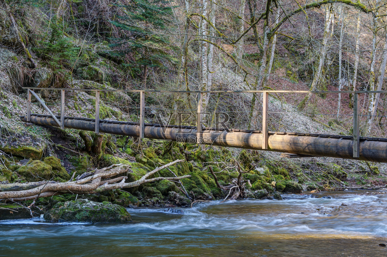横跨乌塔奇河的木制人行道。照片摄影图片