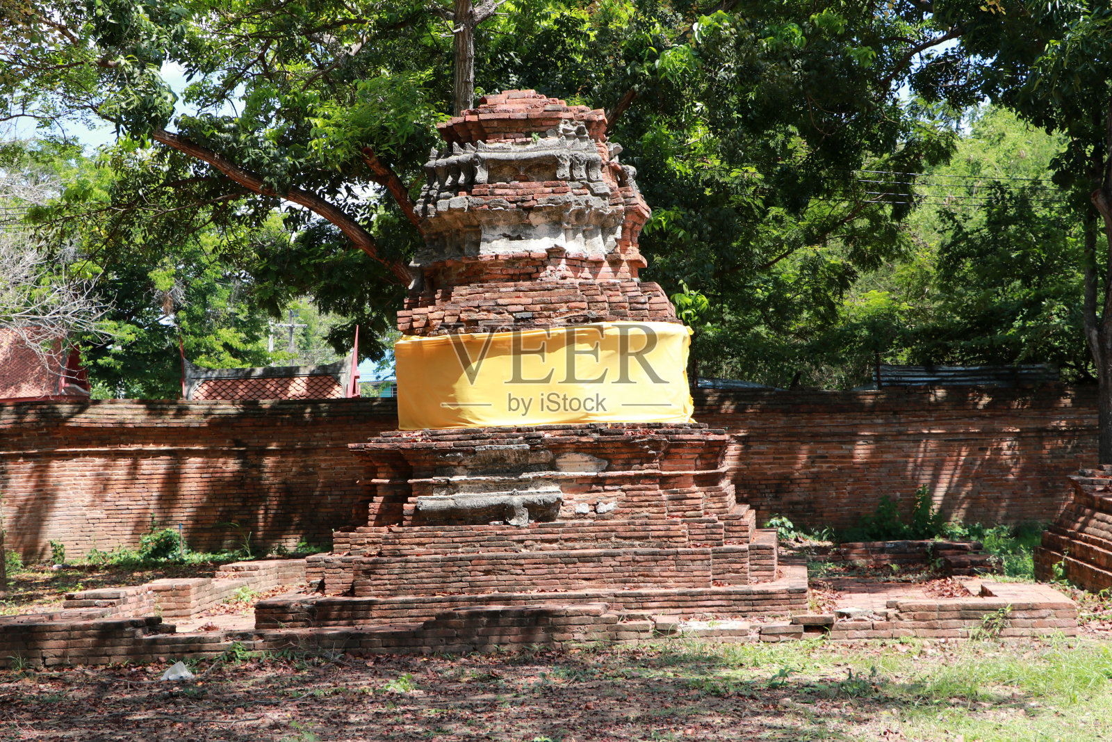 泰国普泰萨旺寺中,披着黄袍的宝塔。照片摄影图片