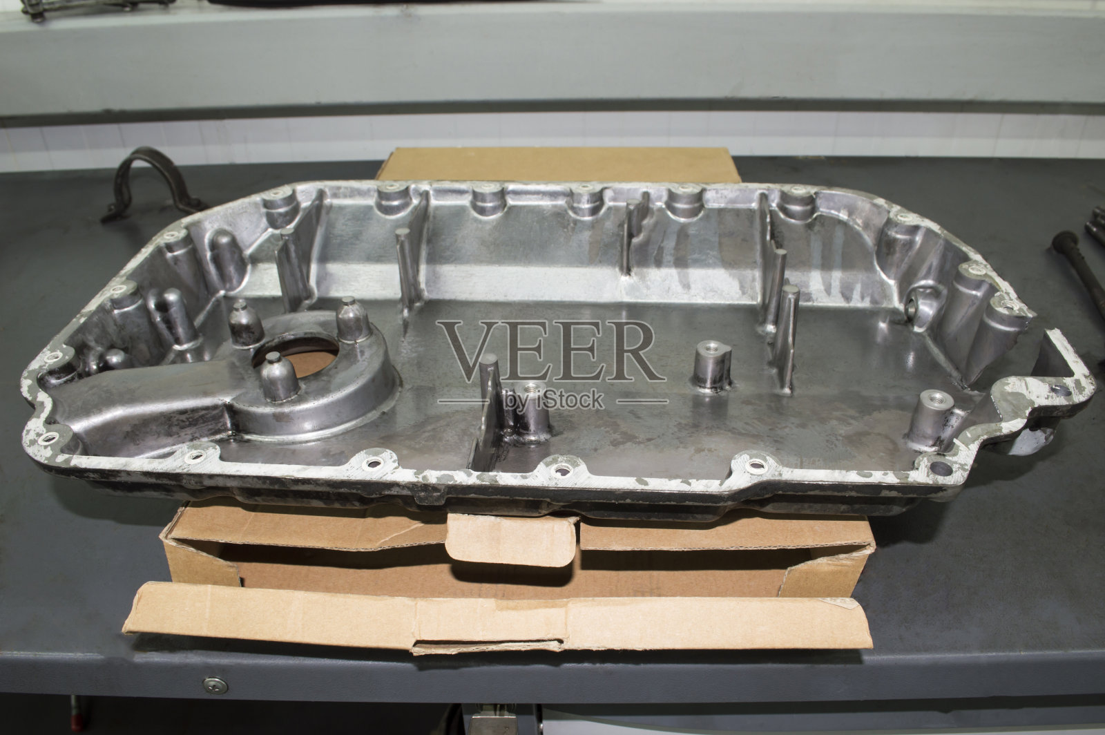 内燃机的油底壳有缺陷照片摄影图片