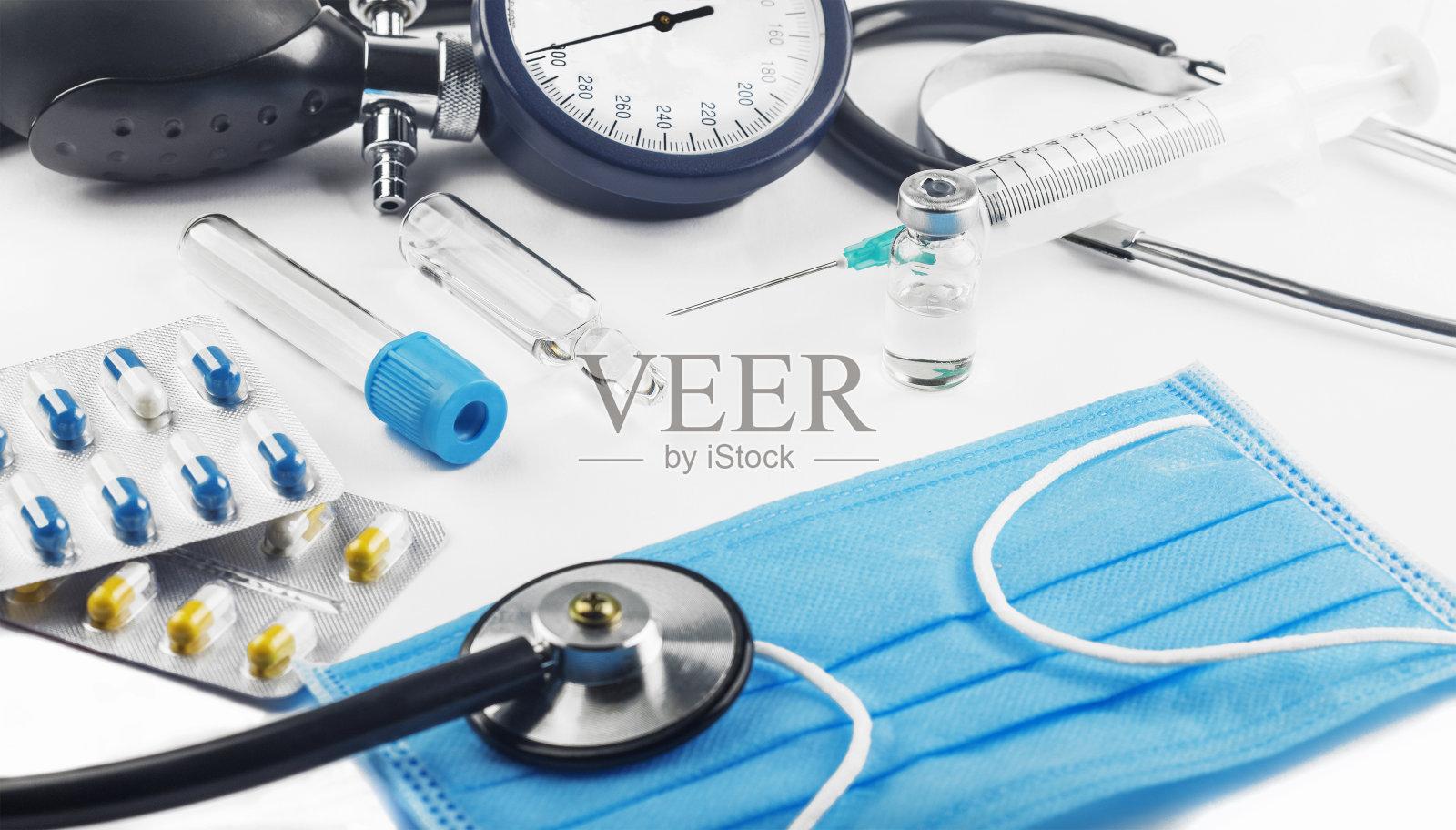 医疗设备注射器,抗生素,听诊器和药丸。从以上观点。照片摄影图片