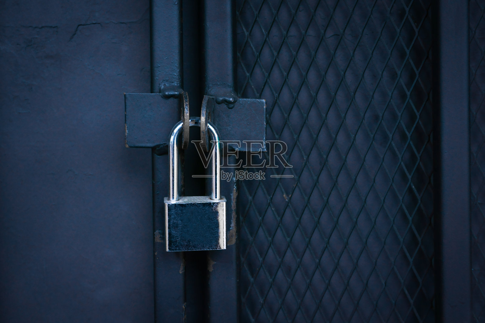 闭锁的大门,铁门上的挂锁。照片摄影图片