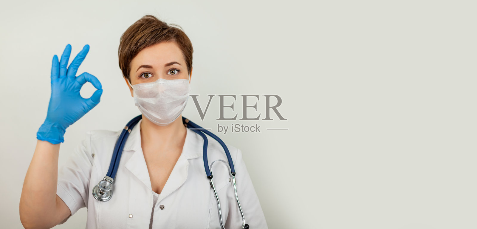 医护人员戴防护口罩,表现良好。照片摄影图片