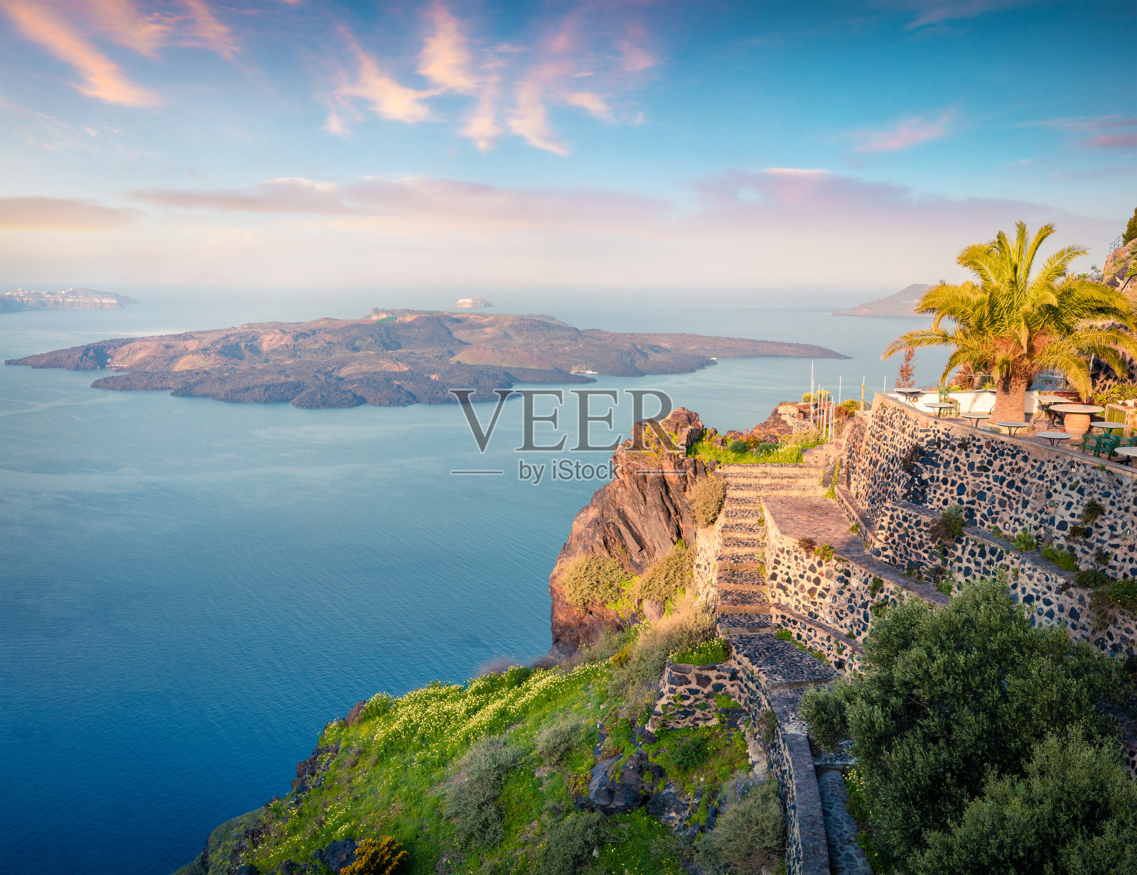 阳光明媚的早晨,圣托里尼岛。风景如画的春天日出在希腊著名的度假胜地Thira,希腊,欧洲。旅游概念的背景。艺术风格后期处理照片。照片摄影图片