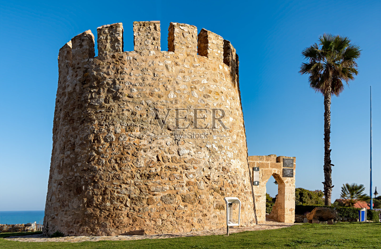 西班牙阿利坎特托雷维哈的地标建筑托雷德尔莫罗塔。照片摄影图片