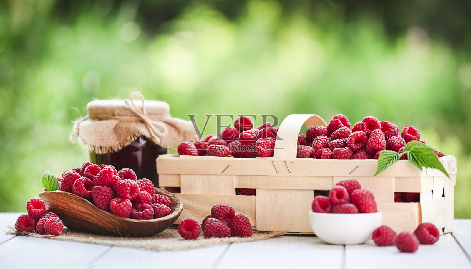 乡村餐桌上的覆盆子。照片摄影图片