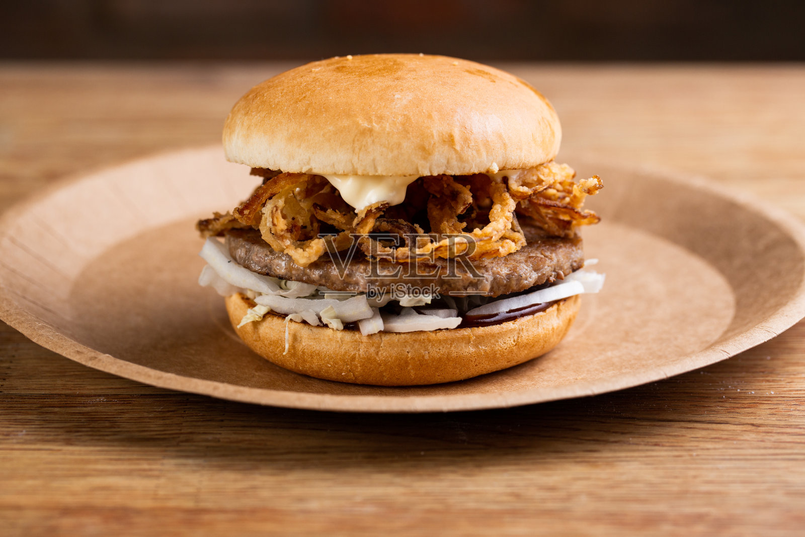 汉堡配牛肉馅饼、炸洋葱和奶油酱照片摄影图片