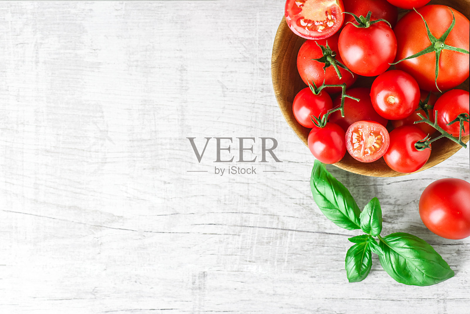 新鲜的西红柿在碗上的乡村白色桌子上的视图照片摄影图片