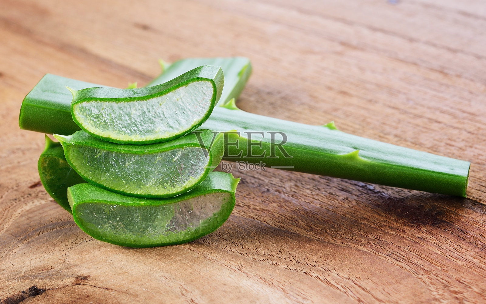 芦荟叶木制背景。照片摄影图片