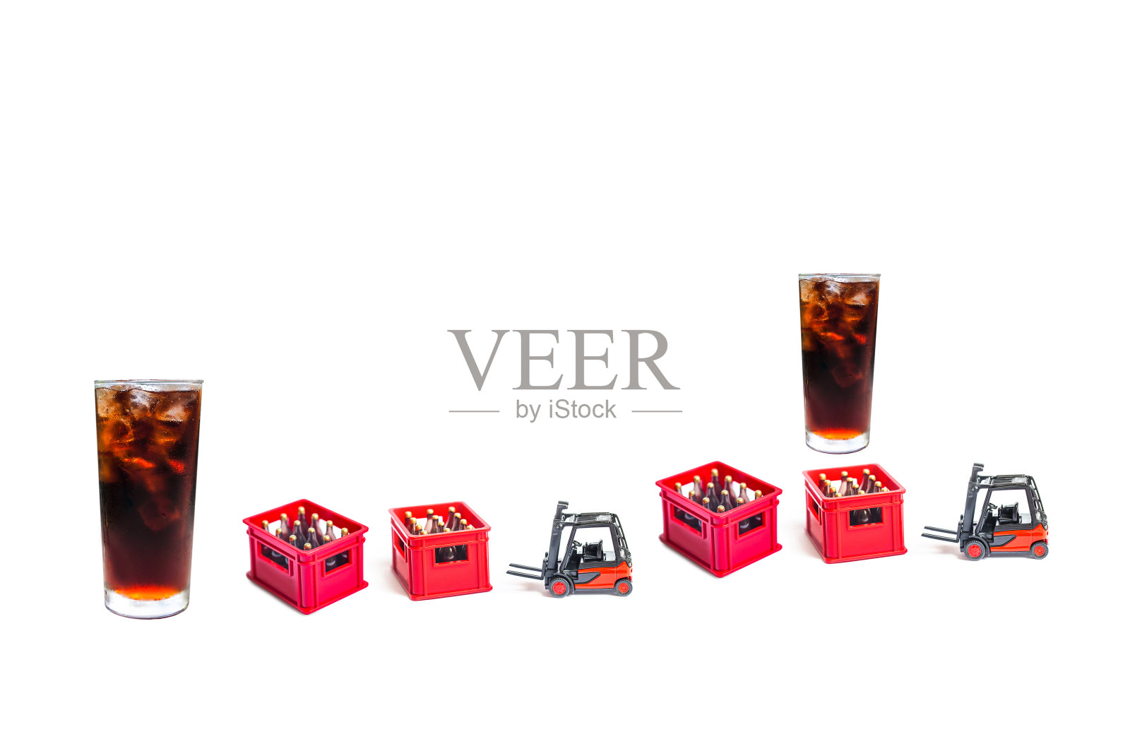 白色背景上有冰和迷你玩具的软饮料。照片摄影图片