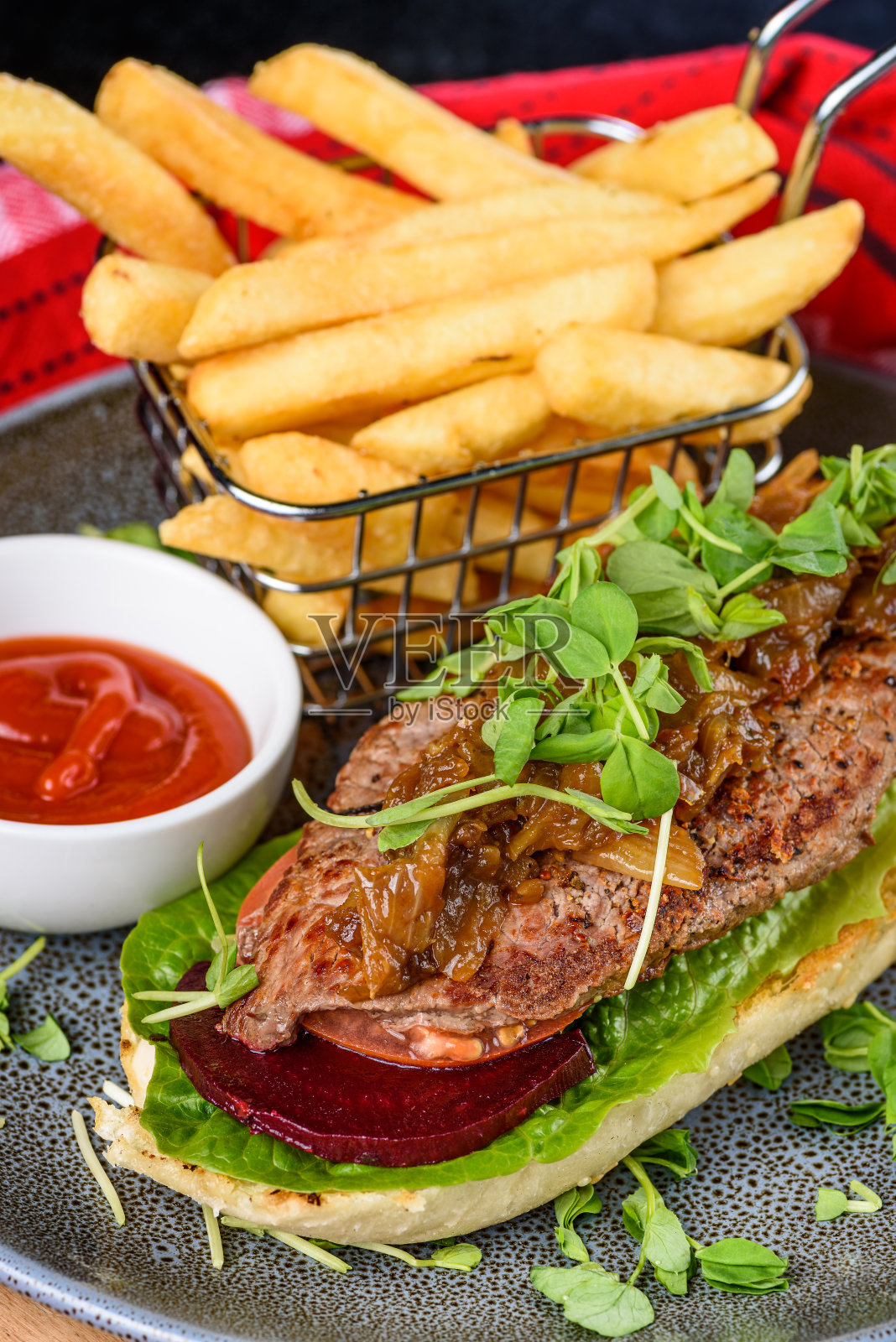 牛排三明治,薯条和酱汁照片摄影图片