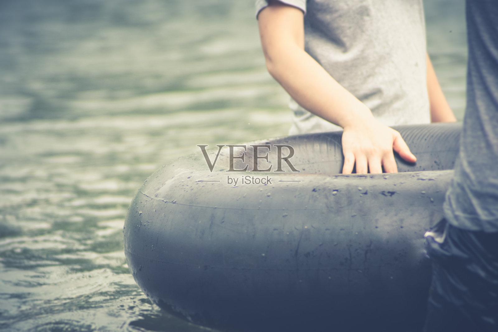 快乐的家庭假期背景孩子和父母在新鲜的河流玩和泼水在夏天度过质量时间照片摄影图片