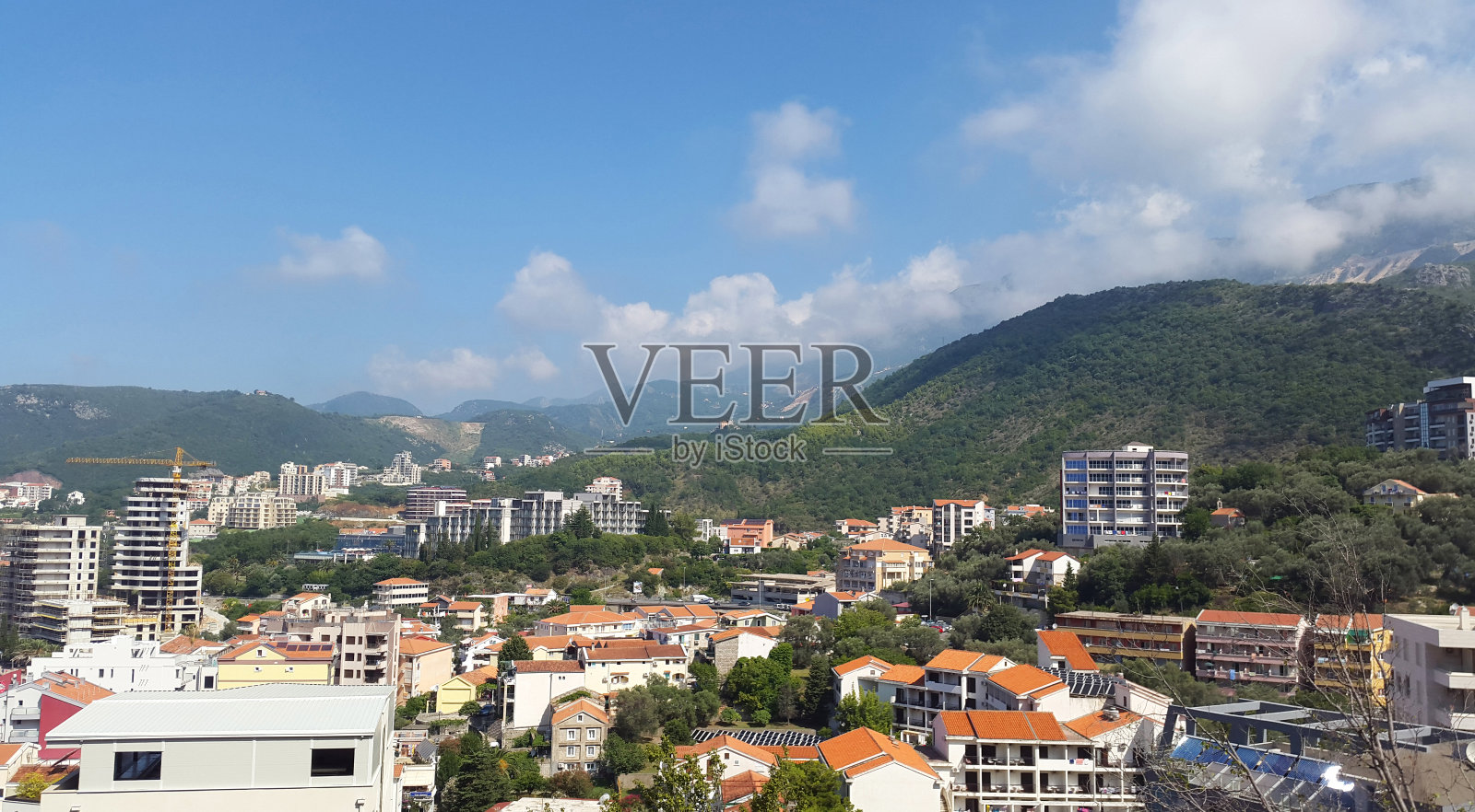 在巴尔干半岛的黑山附近,碧蓝的天空下有绿色的夏季景观和房屋照片摄影图片